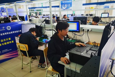 河南省20所高校同臺競技，電子產(chǎn)品芯片級維修與數(shù)據(jù)恢復(fù)大賽圓滿落幕，信息工程學(xué)院選手脫穎而出斬獲一等獎(jiǎng)